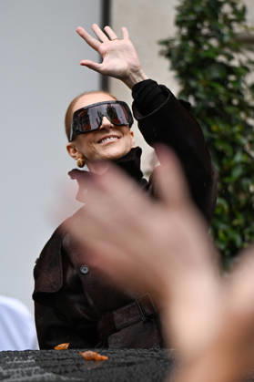 Céline Dion spent some time with her fans at the Royal Monceau Hotel in Paris, France, before heading to the event venue. Céline Dion spends time with fans before going to the venue, the Royal Monceau Hotel in Paris, France 460074 September 30, 2026 PARIS France Copyright: xL.Urmanx xStarfacex STAR_460074_023