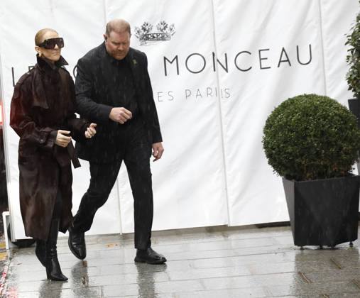 Céline Dion greets her fans in the rain as she leaves the Royal Monceau Hotel in Paris, before heading to the Paris La Défense Arena to continue her concert series, September 30, 2026 Marc Ausset Lacroix Bestimage Céline Dion greets fans in the rain as she leaves the Royal Monceau Hotel in Paris, before heading to the Paris La Défense Arena to continue her concert series on September 30, 2026 Paris, France  Copyright: xMarcxAussetxLacroixx xBestimagexMarcxAussetxLacroixx xBestimagex
