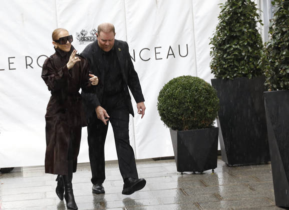 Céline Dion greets her fans in the rain as she leaves the Royal Monceau Hotel in Paris, before heading to the Paris La Défense Arena to continue her concert series, September 30, 2026 Marc Ausset Lacroix Bestimage Céline Dion greets fans in the rain as she leaves the Royal Monceau Hotel in Paris, before heading to the Paris La Défense Arena to continue her concert series on September 30, 2026 Paris, France  Copyright: xMarcxAussetxLacroixx xBestimagexMarcxAussetxLacroixx xBestimagex