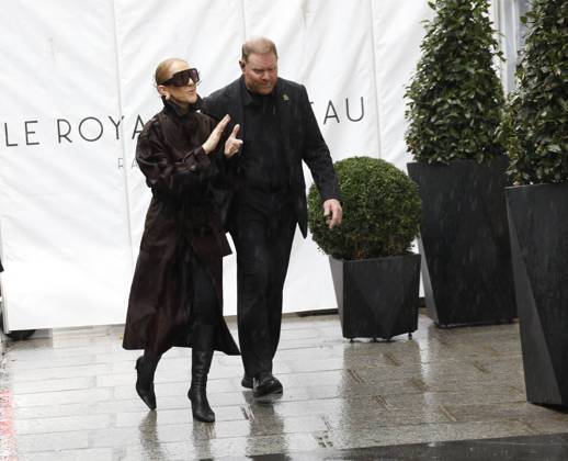 Céline Dion greets her fans in the rain as she leaves the Royal Monceau Hotel in Paris, before heading to the Paris La Défense Arena to continue her concert series, September 30, 2026 Marc Ausset Lacroix Bestimage Céline Dion greets fans in the rain as she leaves the Royal Monceau Hotel in Paris, before heading to the Paris La Défense Arena to continue her concert series on September 30, 2026 Paris, France  Copyright: xMarcxAussetxLacroixx xBestimagexMarcxAussetxLacroixx xBestimagex