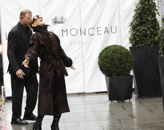 Céline Dion greets her fans in the rain as she leaves the Royal Monceau Hotel in Paris, before heading to the Paris La Défense Arena to continue her concert series, September 30, 2026 Marc Ausset Lacroix Bestimage Céline Dion greets fans in the rain as she leaves the Royal Monceau Hotel in Paris, before heading to the Paris La Défense Arena to continue her concert series on September 30, 2026 Paris, France Copyright: xMarcxAussetxLacroixx xBestimagexMarcxAussetxLacroixx xBestimagex