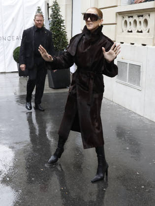 Céline Dion greets her fans in the rain as she leaves the Royal Monceau Hotel in Paris, before heading to the Paris La Défense Arena to continue her concert series, September 30, 2026 Marc Ausset Lacroix Bestimage Céline Dion greets fans in the rain as she leaves the Royal Monceau Hotel in Paris, before heading to the Paris La Défense Arena to continue her concert series on September 30, 2026 Paris, France Copyright: xMarcxAussetxLacroixx xBestimagexMarcxAussetxLacroixx xBestimagex
