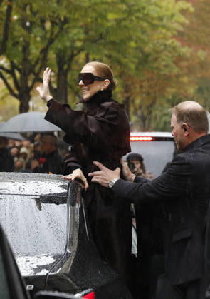 Céline Dion greets her fans in the rain as she leaves the Royal Monceau Hotel in Paris, before heading to the Paris La Défense Arena to continue her concert series, September 30, 2026 Marc Ausset Lacroix Bestimage Céline Dion greets fans in the rain as she leaves the Royal Monceau Hotel in Paris, before heading to the Paris La Défense Arena to continue her concert series on September 30, 2026 Paris, France Copyright: xMarcxAussetxLacroixx xBestimagexMarcxAussetxLacroixx xBestimagex