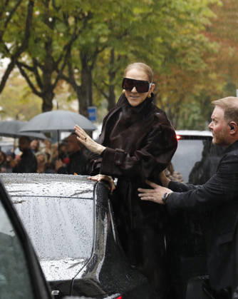 Céline Dion greets her fans in the rain as she leaves the Royal Monceau Hotel in Paris, before heading to the Paris La Défense Arena to continue her concert series, September 30, 2026 Marc Ausset Lacroix Bestimage Céline Dion greets fans in the rain as she leaves the Royal Monceau Hotel in Paris, before heading to the Paris La Défense Arena to continue her concert series on September 30, 2026 Paris, France Copyright: xMarcxAussetxLacroixx xBestimagexMarcxAussetxLacroixx xBestimagex