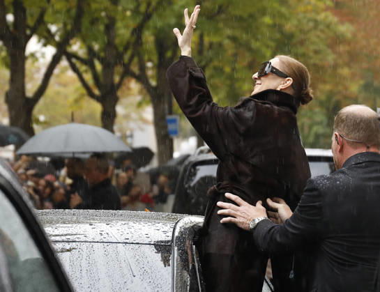 Céline Dion greets her fans in the rain as she leaves the Royal Monceau Hotel in Paris, before heading to the Paris La Défense Arena to continue her concert series, September 30, 2026 Marc Ausset Lacroix Bestimage Céline Dion greets fans in the rain as she leaves the Royal Monceau Hotel in Paris, before heading to the Paris La Défense Arena to continue her concert series on September 30, 2026 Paris, France Copyright: xMarcxAussetxLacroixx xBestimagexMarcxAussetxLacroixx xBestimagex