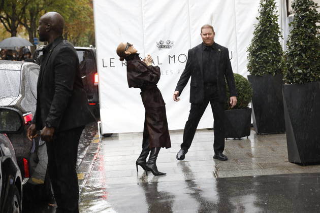 Céline Dion greets her fans in the rain as she leaves the Royal Monceau Hotel in Paris, before heading to the Paris La Défense Arena to continue her concert series, September 30, 2026 Marc Ausset Lacroix Bestimage Céline Dion greets fans in the rain as she leaves the Royal Monceau Hotel in Paris, before heading to the Paris La Défense Arena to continue her concert series on September 30, 2026 Paris, France Copyright: xMarcxAussetxLacroixx xBestimagexMarcxAussetxLacroixx xBestimagex