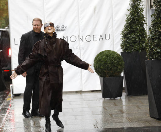Céline Dion greets her fans in the rain as she leaves the Royal Monceau Hotel in Paris, before heading to the Paris La Défense Arena to continue her concert series, September 30, 2026 Marc Ausset Lacroix Bestimage Céline Dion greets fans in the rain as she leaves the Royal Monceau Hotel in Paris, before heading to the Paris La Défense Arena to continue her concert series on September 30, 2026 Paris, France Copyright: xMarcxAussetxLacroixx xBestimagexMarcxAussetxLacroixx xBestimagex
