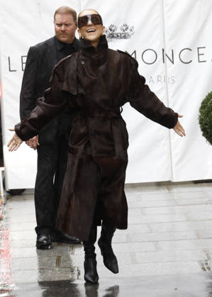Céline Dion greets her fans in the rain as she leaves the Royal Monceau Hotel in Paris, before heading to the Paris La Défense Arena to continue her concert series, September 30, 2026 Marc Ausset Lacroix Bestimage Céline Dion greets fans in the rain as she leaves the Royal Monceau Hotel in Paris, before heading to the Paris La Défense Arena to continue her concert series on September 30, 2026 Paris, France Copyright: xMarcxAussetxLacroixx xBestimagexMarcxAussetxLacroixx xBestimagex