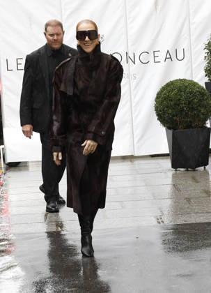 Céline Dion greets her fans in the rain as she leaves the Royal Monceau Hotel in Paris, before heading to the Paris La Défense Arena to continue her concert series, September 30, 2026 Marc Ausset Lacroix Bestimage Céline Dion greets fans in the rain as she leaves the Royal Monceau Hotel in Paris, before heading to the Paris La Défense Arena to continue her concert series on September 30, 2026 Paris, France Copyright: xMarcxAussetxLacroixx xBestimagexMarcxAussetxLacroixx xBestimagex