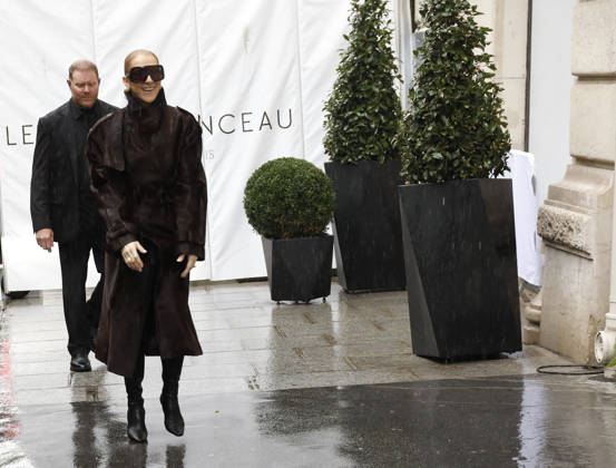 Céline Dion greets her fans in the rain as she leaves the Royal Monceau Hotel in Paris, before heading to the Paris La Défense Arena to continue her concert series, September 30, 2026 Marc Ausset Lacroix Bestimage Céline Dion greets fans in the rain as she leaves the Royal Monceau Hotel in Paris, before heading to the Paris La Défense Arena to continue her concert series on September 30, 2026 Paris, France Copyright: xMarcxAussetxLacroixx xBestimagexMarcxAussetxLacroixx xBestimagex