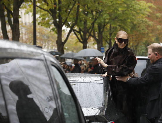 Céline Dion greets her fans in the rain as she leaves the Royal Monceau Hotel in Paris, before heading to the Paris La Défense Arena to continue her concert series, September 30, 2026 Marc Ausset Lacroix Bestimage Céline Dion greets fans in the rain as she leaves the Royal Monceau Hotel in Paris, before heading to the Paris La Défense Arena to continue her concert series on September 30, 2026 Paris, France Copyright: xMarcxAussetxLacroixx xBestimagexMarcxAussetxLacroixx xBestimagex