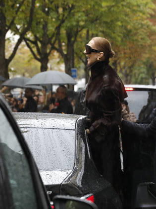 Céline Dion greets her fans in the rain as she leaves the Royal Monceau Hotel in Paris, before heading to the Paris La Défense Arena to continue her concert series, September 30, 2026 Marc Ausset Lacroix Bestimage Céline Dion greets fans in the rain as she leaves the Royal Monceau Hotel in Paris, before heading to the Paris La Défense Arena to continue her concert series on September 30, 2026 Paris, France Copyright: xMarcxAussetxLacroixx xBestimagexMarcxAussetxLacroixx xBestimagex