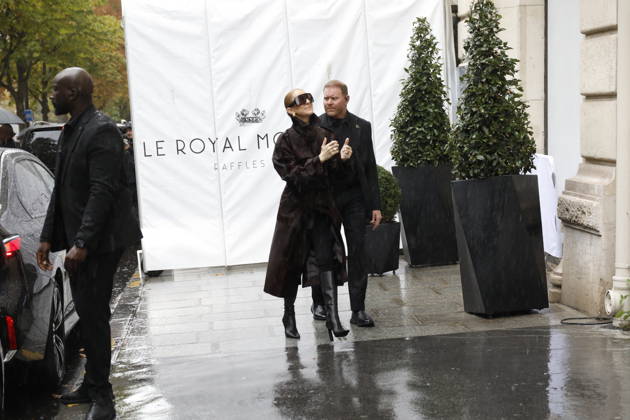 Céline Dion greets her fans in the rain as she leaves the Royal Monceau Hotel in Paris, before heading to the La Plenitude Arena in Paris La Défense to continue her concert series, September 30, 2026 Marc Ausset Lacroix Bestimage Céline Dion greets fans in the rain as she leaves the Royal Monceau Hotel in Paris, before heading to the Paris La Défense Arena to continue her concert series on September 30, 2026 Paris France Copyright: xMarcxAussetxLacroixx xBestimagexMarcxAussetxLacroixx xBestimagex