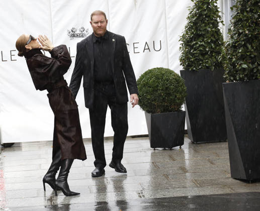 Céline Dion greets her fans in the rain as she leaves the Royal Monceau Hotel in Paris, before heading to the La Plenitude Arena in Paris La Défense to continue her concert series, September 30, 2026 Marc Ausset Lacroix Bestimage Céline Dion greets fans in the rain as she leaves the Royal Monceau Hotel in Paris, before heading to the Paris La Défense Arena to continue her concert series on September 30, 2026 Paris France Copyright: xMarcxAussetxLacroixx xBestimagexMarcxAussetxLacroixx xBestimagex