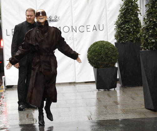 Céline Dion greets her fans in the rain as she leaves the Royal Monceau Hotel in Paris, before heading to the La Plenitude Arena in Paris La Défense to continue her concert series, September 30, 2026 Marc Ausset Lacroix Bestimage Céline Dion greets fans in the rain as she leaves the Royal Monceau Hotel in Paris, before heading to the Paris La Défense Arena to continue her concert series on September 30, 2026 Paris France Copyright: xMarcxAussetxLacroixx xBestimagexMarcxAussetxLacroixx xBestimagex