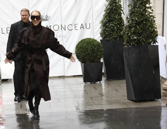 Céline Dion greets her fans in the rain as she leaves the Royal Monceau Hotel in Paris, before heading to the La Plenitude Arena in Paris La Défense to continue her concert series, September 30, 2026 Marc Ausset Lacroix Bestimage Céline Dion greets fans in the rain as she leaves the Royal Monceau Hotel in Paris, before heading to the Paris La Défense Arena to continue her concert series on September 30, 2026 Paris France Copyright: xMarcxAussetxLacroixx xBestimagexMarcxAussetxLacroixx xBestimagex