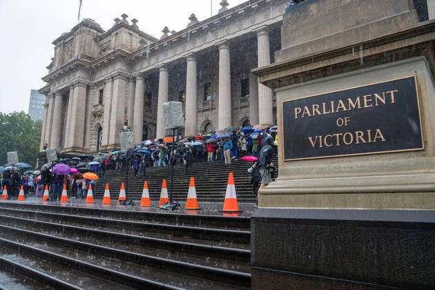 October 1, 2026, Melbourne, Australia: MELBOURNE, AUSTRALIA, OCTOBER 1, 2026: Doctors gather outside the Parliament of Victoria during a statewide four-hour work stoppage over stalled pay negotiations and working conditions in public hospitals. Doctors and their unions have raised concerns over long working hours, fatigue and conditions they say can affect patient safety, while negotiations with the Victorian government have remained unresolved after more than a year. Melbourne Australia  - ZUMAq101 20261001_zna_q101_104 Copyright: xTaeminxBradenxNamx