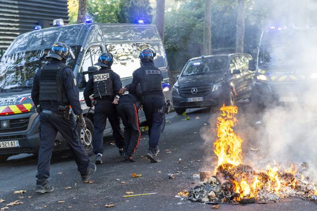 High School Student Protest PHOTOPQR OUEST FRANCE Mathieu Pattier RENNES October 1, 2026 High School Student Protest in Rennes Blockade of Brequigny High School in Rennes on Thursday, October 1, 2026 Third day of protests by high school studentsIn Rennes, law enforcement intervened at Brequiny High School—the largest school in Ille-et-Vilaine, which had been blockaded since 7 a.m. that Thursday morning, was the scene of clashes between law enforcement and some hooded protesters. Rocks were thrown at the police, who responded by firing tear gas, and calm was restored around 1 p.m. At least two people were arrested. PHOTO: MATHIEU PATTIER, OUEST FRANCE. Blockades, clashes, fires. High school student protests are intensifying in several Frenc Copyright: xPHOTOPQR OUESTxFRANCE MAXPPPxMathieuxPattierx 20261001OFR8480 20261001OFR8480