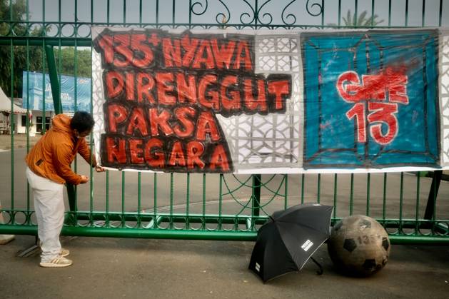 October 1, 2026, Jakarta, Indonesia: JAKARTA, INDONESIA, OCTOBER 1, 2026: Human rights activists participate in the 927th Kamisan (Thursday) protest outside the Merdeka Palace in Jakarta, marking the fourth anniversary of the Kanjuruhan tragedy. The disaster occurred on October 1, 2022, during an Indonesian Liga 1 football match between Arema FC and Persebaya Surabaya at Kanjuruhan Stadium in Malang, East Java. Indonesia s National Commission on Human Rights (Komnas HAM) identified the firing of tear gas by police as the main trigger of the disaster, which resulted in the deaths of 135 people as spectators attempted to escape the stadium. The annual Kamisan protest calls for justice, accountability and the rights of victims and their fa - ZUMAq101 20261001_zna_q101_129 Copyright: xEdsahxSetiawanx
