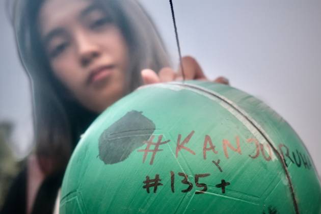 October 1, 2026, Jakarta, Indonesia: JAKARTA, INDONESIA, OCTOBER 1, 2026: Human rights activists participate in the 927th Kamisan (Thursday) protest outside the Merdeka Palace in Jakarta, marking the fourth anniversary of the Kanjuruhan tragedy. The disaster occurred on October 1, 2022, during an Indonesian Liga 1 football match between Arema FC and Persebaya Surabaya at Kanjuruhan Stadium in Malang, East Java. Indonesia s National Commission on Human Rights (Komnas HAM) identified the firing of tear gas by police as the main trigger of the disaster, which resulted in the deaths of 135 people as spectators attempted to escape the stadium. The annual Kamisan protest calls for justice, accountability and the rights of victims and their fa - ZUMAq101 20261001_zna_q101_130 Copyright: xEdsahxSetiawanx