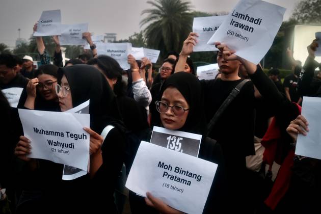 October 1, 2026, Jakarta, Indonesia: JAKARTA, INDONESIA, OCTOBER 1, 2026: Human rights activists participate in the 927th Kamisan (Thursday) protest outside the Merdeka Palace in Jakarta, marking the fourth anniversary of the Kanjuruhan tragedy. The disaster occurred on October 1, 2022, during an Indonesian Liga 1 football match between Arema FC and Persebaya Surabaya at Kanjuruhan Stadium in Malang, East Java. Indonesia s National Commission on Human Rights (Komnas HAM) identified the firing of tear gas by police as the main trigger of the disaster, which resulted in the deaths of 135 people as spectators attempted to escape the stadium. The annual Kamisan protest calls for justice, accountability and the rights of victims and their fa - ZUMAq101 20261001_zna_q101_131 Copyright: xEdsahxSetiawanx