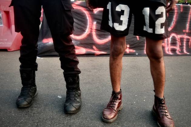 October 1, 2026, Jakarta, Indonesia: JAKARTA, INDONESIA, OCTOBER 1, 2026: Human rights activists participate in the 927th Kamisan (Thursday) protest outside the Merdeka Palace in Jakarta, marking the fourth anniversary of the Kanjuruhan tragedy. The disaster occurred on October 1, 2022, during an Indonesian Liga 1 football match between Arema FC and Persebaya Surabaya at Kanjuruhan Stadium in Malang, East Java. Indonesia s National Commission on Human Rights (Komnas HAM) identified the firing of tear gas by police as the main trigger of the disaster, which resulted in the deaths of 135 people as spectators attempted to escape the stadium. The annual Kamisan protest calls for justice, accountability and the rights of victims and their fa - ZUMAq101 20261001_zna_q101_132 Copyright: xEdsahxSetiawanx