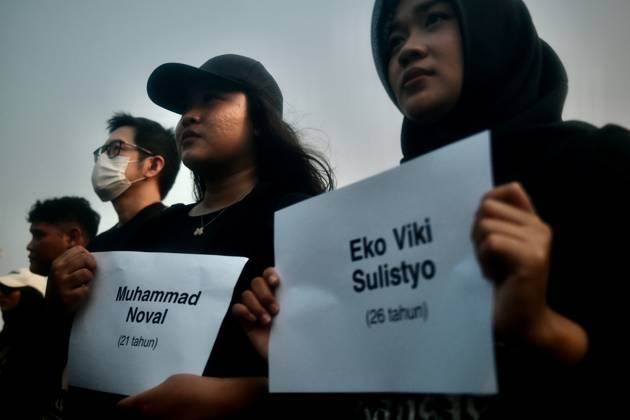 October 1, 2026, Jakarta, Indonesia: JAKARTA, INDONESIA, OCTOBER 1, 2026: Human rights activists participate in the 927th Kamisan (Thursday) protest outside the Merdeka Palace in Jakarta, marking the fourth anniversary of the Kanjuruhan tragedy. The disaster occurred on October 1, 2022, during an Indonesian Liga 1 football match between Arema FC and Persebaya Surabaya at Kanjuruhan Stadium in Malang, East Java. Indonesia s National Commission on Human Rights (Komnas HAM) identified the firing of tear gas by police as the main trigger of the disaster, which resulted in the deaths of 135 people as spectators attempted to escape the stadium. The annual Kamisan protest calls for justice, accountability and the rights of victims and their fa - ZUMAq101 20261001_zna_q101_133 Copyright: xEdsahxSetiawanx