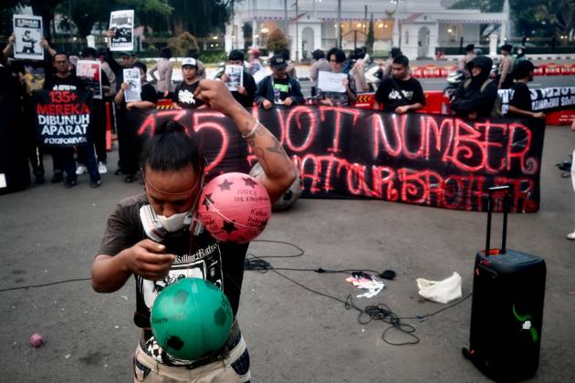 October 1, 2026, Jakarta, Indonesia: JAKARTA, INDONESIA, OCTOBER 1, 2026: Human rights activists participate in the 927th Kamisan (Thursday) protest outside the Merdeka Palace in Jakarta, marking the fourth anniversary of the Kanjuruhan tragedy. The disaster occurred on October 1, 2022, during an Indonesian Liga 1 football match between Arema FC and Persebaya Surabaya at Kanjuruhan Stadium in Malang, East Java. Indonesia s National Commission on Human Rights (Komnas HAM) identified the firing of tear gas by police as the main trigger of the disaster, which resulted in the deaths of 135 people as spectators attempted to escape the stadium. The annual Kamisan protest calls for justice, accountability and the rights of victims and their fa - ZUMAq101 20261001_zna_q101_134 Copyright: xEdsahxSetiawanx