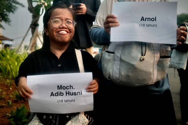October 1, 2026, Jakarta, Indonesia: JAKARTA, INDONESIA, OCTOBER 1, 2026: Human rights activists participate in the 927th Kamisan (Thursday) protest outside the Merdeka Palace in Jakarta, marking the fourth anniversary of the Kanjuruhan tragedy. The disaster occurred on October 1, 2022, during an Indonesian Liga 1 football match between Arema FC and Persebaya Surabaya at Kanjuruhan Stadium in Malang, East Java. Indonesia s National Commission on Human Rights (Komnas HAM) identified the firing of tear gas by police as the main trigger of the disaster, which resulted in the deaths of 135 people as spectators attempted to escape the stadium. The annual Kamisan protest calls for justice, accountability and the rights of victims and their fa - ZUMAq101 20261001_zna_q101_135 Copyright: xEdsahxSetiawanx