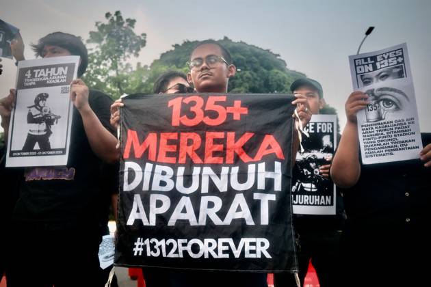October 1, 2026, Jakarta, Indonesia: JAKARTA, INDONESIA, OCTOBER 1, 2026: Human rights activists participate in the 927th Kamisan (Thursday) protest outside the Merdeka Palace in Jakarta, marking the fourth anniversary of the Kanjuruhan tragedy. The disaster occurred on October 1, 2022, during an Indonesian Liga 1 football match between Arema FC and Persebaya Surabaya at Kanjuruhan Stadium in Malang, East Java. Indonesia s National Commission on Human Rights (Komnas HAM) identified the firing of tear gas by police as the main trigger of the disaster, which resulted in the deaths of 135 people as spectators attempted to escape the stadium. The annual Kamisan protest calls for justice, accountability and the rights of victims and their fa - ZUMAq101 20261001_zna_q101_137 Copyright: xEdsahxSetiawanx