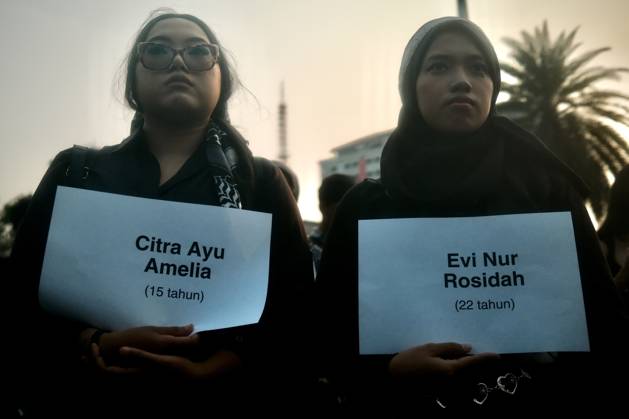 October 1, 2026, Jakarta, Indonesia: JAKARTA, INDONESIA, OCTOBER 1, 2026: Human rights activists participate in the 927th Kamisan (Thursday) protest outside the Merdeka Palace in Jakarta, marking the fourth anniversary of the Kanjuruhan tragedy. The disaster occurred on October 1, 2022, during an Indonesian Liga 1 football match between Arema FC and Persebaya Surabaya at Kanjuruhan Stadium in Malang, East Java. Indonesia s National Commission on Human Rights (Komnas HAM) identified the firing of tear gas by police as the main trigger of the disaster, which resulted in the deaths of 135 people as spectators attempted to escape the stadium. The annual Kamisan protest calls for justice, accountability and the rights of victims and their fa - ZUMAq101 20261001_zna_q101_136 Copyright: xEdsahxSetiawanx