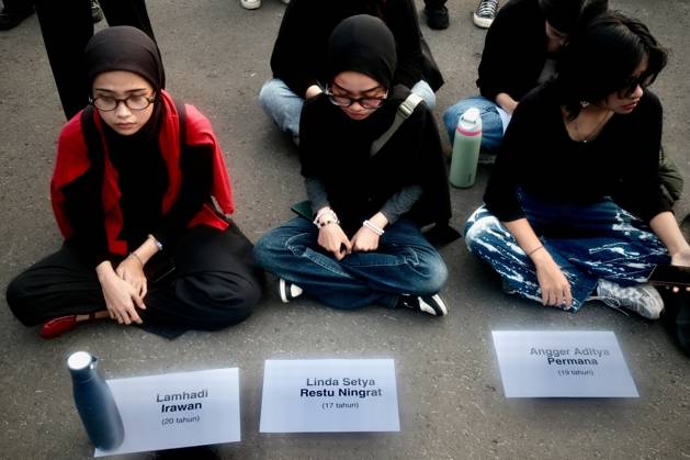 October 1, 2026, Jakarta, Indonesia: JAKARTA, INDONESIA, OCTOBER 1, 2026: Human rights activists participate in the 927th Kamisan (Thursday) protest outside the Merdeka Palace in Jakarta, marking the fourth anniversary of the Kanjuruhan tragedy. The disaster occurred on October 1, 2022, during an Indonesian Liga 1 football match between Arema FC and Persebaya Surabaya at Kanjuruhan Stadium in Malang, East Java. Indonesia s National Commission on Human Rights (Komnas HAM) identified the firing of tear gas by police as the main trigger of the disaster, which resulted in the deaths of 135 people as spectators attempted to escape the stadium. The annual Kamisan protest calls for justice, accountability and the rights of victims and their fa - ZUMAq101 20261001_zna_q101_138 Copyright: xEdsahxSetiawanx