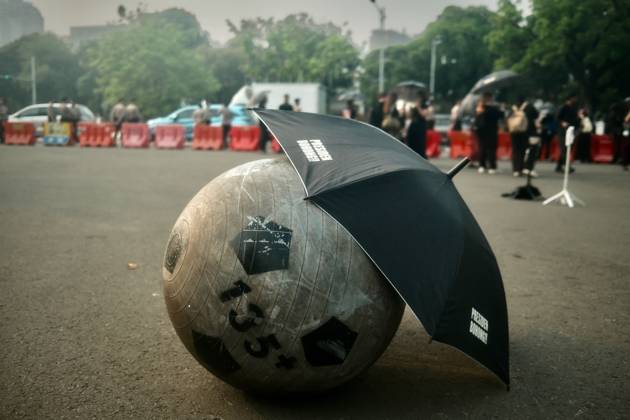 October 1, 2026, Jakarta, Indonesia: JAKARTA, INDONESIA, OCTOBER 1, 2026: Human rights activists participate in the 927th Kamisan (Thursday) protest outside the Merdeka Palace in Jakarta, marking the fourth anniversary of the Kanjuruhan tragedy. The disaster occurred on October 1, 2022, during an Indonesian Liga 1 football match between Arema FC and Persebaya Surabaya at Kanjuruhan Stadium in Malang, East Java. Indonesia s National Commission on Human Rights (Komnas HAM) identified the firing of tear gas by police as the main trigger of the disaster, which resulted in the deaths of 135 people as spectators attempted to escape the stadium. The annual Kamisan protest calls for justice, accountability and the rights of victims and their fa - ZUMAq101 20261001_zna_q101_139 Copyright: xEdsahxSetiawanx