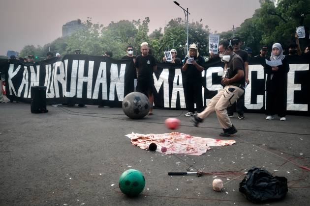 October 1, 2026, Jakarta, Indonesia: JAKARTA, INDONESIA, OCTOBER 1, 2026: Human rights activists participate in the 927th Kamisan (Thursday) protest outside the Merdeka Palace in Jakarta, marking the fourth anniversary of the Kanjuruhan tragedy. The disaster occurred on October 1, 2022, during an Indonesian Liga 1 football match between Arema FC and Persebaya Surabaya at Kanjuruhan Stadium in Malang, East Java. Indonesia s National Commission on Human Rights (Komnas HAM) identified the firing of tear gas by police as the main trigger of the disaster, which resulted in the deaths of 135 people as spectators attempted to escape the stadium. The annual Kamisan protest calls for justice, accountability and the rights of victims and their fa - ZUMAq101 20261001_zna_q101_140 Copyright: xEdsahxSetiawanx