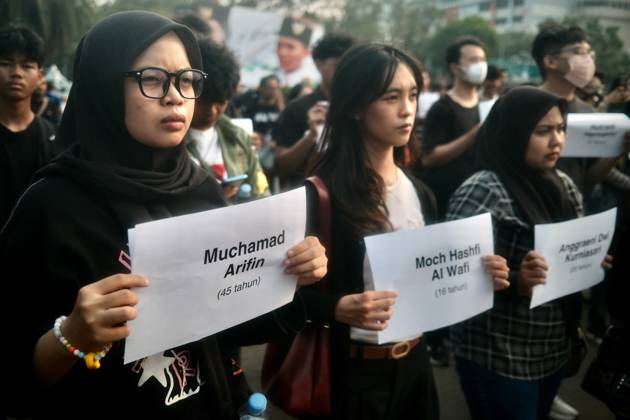October 1, 2026, Jakarta, Indonesia: JAKARTA, INDONESIA, OCTOBER 1, 2026: Human rights activists participate in the 927th Kamisan (Thursday) protest outside the Merdeka Palace in Jakarta, marking the fourth anniversary of the Kanjuruhan tragedy. The disaster occurred on October 1, 2022, during an Indonesian Liga 1 football match between Arema FC and Persebaya Surabaya at Kanjuruhan Stadium in Malang, East Java. Indonesia s National Commission on Human Rights (Komnas HAM) identified the firing of tear gas by police as the main trigger of the disaster, which resulted in the deaths of 135 people as spectators attempted to escape the stadium. The annual Kamisan protest calls for justice, accountability and the rights of victims and their fa - ZUMAq101 20261001_zna_q101_141 Copyright: xEdsahxSetiawanx