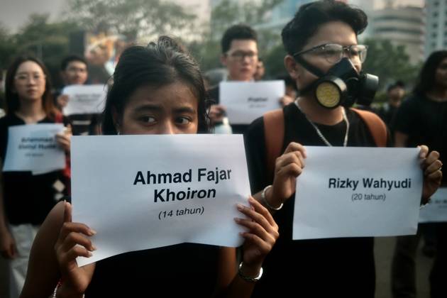 October 1, 2026, Jakarta, Indonesia: JAKARTA, INDONESIA, OCTOBER 1, 2026: Human rights activists participate in the 927th Kamisan (Thursday) protest outside the Merdeka Palace in Jakarta, marking the fourth anniversary of the Kanjuruhan tragedy. The disaster occurred on October 1, 2022, during an Indonesian Liga 1 football match between Arema FC and Persebaya Surabaya at Kanjuruhan Stadium in Malang, East Java. Indonesia s National Commission on Human Rights (Komnas HAM) identified the firing of tear gas by police as the main trigger of the disaster, which resulted in the deaths of 135 people as spectators attempted to escape the stadium. The annual Kamisan protest calls for justice, accountability and the rights of victims and their fa - ZUMAq101 20261001_zna_q101_142 Copyright: xEdsahxSetiawanx
