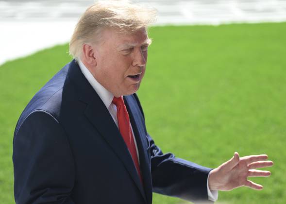 October 1, 2026, Washington, Dc, USA: U.S. President Donald Trump talks to the media before boarding Marine One on the South Lawn of the White House in Washington, DC, United States, on October 1, 2026. President Trump heads to Texas to visit Peterbilt Motors in Denton to highlight manufacturing and his economic agenda. Washington USA - ZUMAs197 20261001_aaa_s197_180 Copyright: xKylexMazzax