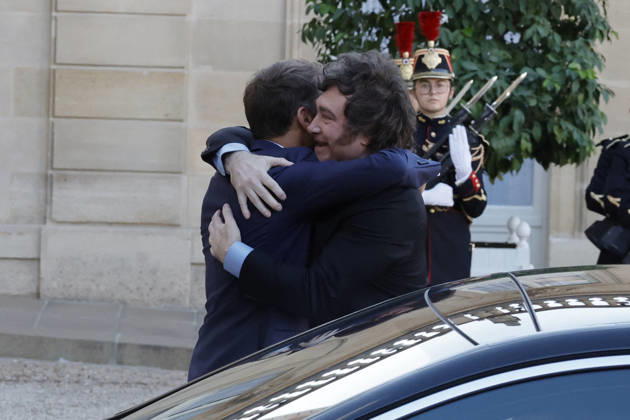 Javier Milei received at Elysee Palace - Paris France’s President Emmanuel Macron and his wife Brigitte is seen here receiving Argentina’s President Javier Milei and his sister Karina in Elysee Palace in Paris, France on October 1st, 2026. Photo by Henri Szwarc ABACAPRESS.COM Paris France Copyright: xSzwarcxHenri ABACAx