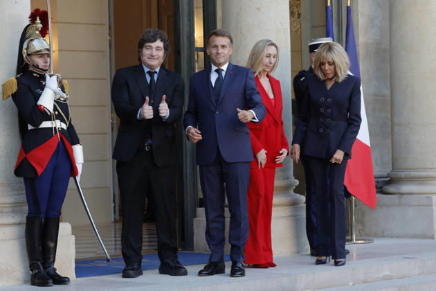 Javier Milei received at Elysee Palace - Paris France’s President Emmanuel Macron and his wife Brigitte is seen here receiving Argentina’s President Javier Milei and his sister Karina in Elysee Palace in Paris, France on October 1st, 2026. Photo by Henri Szwarc ABACAPRESS.COM Paris France Copyright: xSzwarcxHenri ABACAx