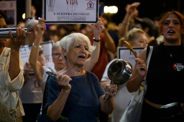 October 1, 2026, Madrid, Spain: MADRID, SPAIN, OCTOBER 1, 2026: Members of the Sindicato de Inquilinas participate in a casserole protest outside Madrid City Hall, demanding action on housing affordability and tenant protections. The demonstration was organized by the tenants union as part of a nationwide mobilization calling on lawmakers to approve housing measures, including protections against evictions and changes to rental contracts. Madrid Spain - ZUMAq101 20261001_zna_q101_204 Copyright: xTomasxCallex