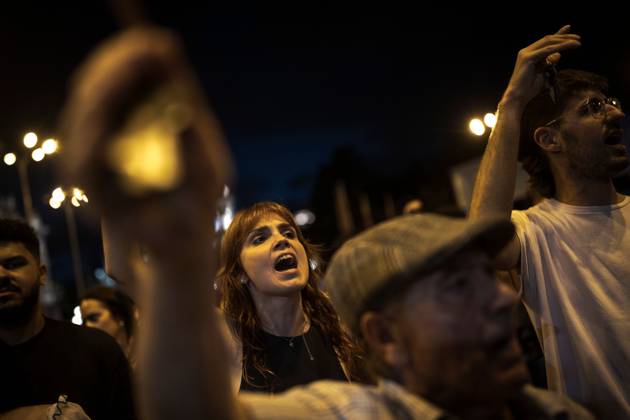 October 1, 2026, Madrid, Spain: MADRID, SPAIN, OCTOBER 1, 2026: Hundreds of housing rights protesters demonstrate outside Madrid City Hall on the sixth day of an encampment at Puerta del Sol, opposing real estate speculation and calling for greater access to affordable housing. The protest reflects growing concerns over housing affordability and tenant protections amid Spain s ongoing housing crisis. The encampment was initially organized by the Sindicato de Inquilinas (Tenants Union) following the eviction of an elderly woman from her home in Madrid. Madrid Spain - ZUMAq101 20261001_zna_q101_240 Copyright: xJairoxVargasxMartoÂNx