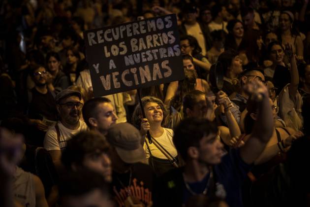 October 1, 2026, Madrid, Spain: MADRID, SPAIN, OCTOBER 1, 2026: Hundreds of housing rights protesters demonstrate outside Madrid City Hall on the sixth day of an encampment at Puerta del Sol, opposing real estate speculation and calling for greater access to affordable housing. The protest reflects growing concerns over housing affordability and tenant protections amid Spain s ongoing housing crisis. The encampment was initially organized by the Sindicato de Inquilinas (Tenants Union) following the eviction of an elderly woman from her home in Madrid. Madrid Spain - ZUMAq101 20261001_zna_q101_241 Copyright: xJairoxVargasxMartoÂNx