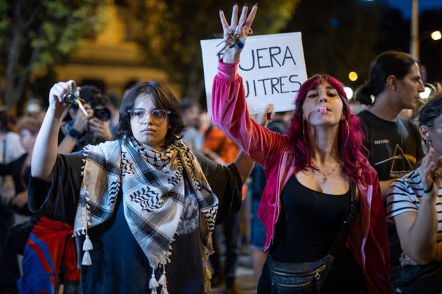 October 1, 2026, Madrid, Spain: Protesters hold up keys during a pot-banging protest demanding policy measures to halt evictions and address the housing crisis, following the eviction of an 87-year-old woman from her home. Madrid Spain - ZUMAs197 20261001_aaa_s197_347 Copyright: xDavidxCanalesx
