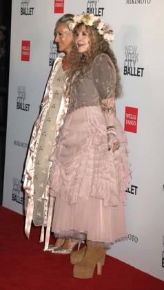 October 1, 2026, New York, New York, USA: SARAH JESSICA PARKERÃäwearing a dress designed by Simone Rocha and singer from rock band Fleetwood Mac, STEVIE NICKS wearing a dress by Mikimoto seen during the red carpet arrivals for the New York City Fall Ballet Fall 2026 Gala held at the David Koch Theater at Lincoln Center. New York USA  - ZUMAk03_ 20261001_zaf_k03_119 Copyright: xNancyxKaszermanx