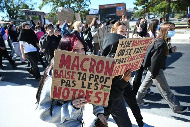 RECORD DATE NOT STATED HIGH SCHOOL STUDENT PROTEST PHOTOPQR SUD OUEST High school student protest in La Rochelle, October 2, 2026 PHOTO BY XAVIER LEOTY France Fires have broken out at several schools in France as students protest by blocking access to educational institutions nationwide over school funding and learning conditions. It reads: Macron, f*ck your teacher, not ours. France Copyright: xPHOTOPQR SUDxOUEST MAXPPPxXAVIERxLEOTYx 20261002SDO1102 20261002SDO1102