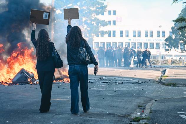 HIGH SCHOOL STUDENT PROTEST PHOTOPQR OUEST FRANCE ELSA RANCEL OUEST FRANCE SAINT BRIEUC OCTOBER 2, 2026 In Saint-Brieuc, in the Côtes-d’Armor department, the high school student protest continues. Early this morning, high school students and law enforcement have been on high alert. In front of the Freyssinet High School in Saint-Brieuc, a large fire has been set. National police officers charge the crowd and fire tear gas, while some youths retaliate with glass bottles. Photo: ELSA RANCEL, OUEST FRANCE. France: Fires have broken out at several schools in France as students protest by blockading educational institutions nationwide over school funding and learning conditions. SAINT BRIEUC, France Copyright: xPHOTOPQR OUESTxFRANCE MAXPPPxELSAxRANCELx xOUEST-FRANCEx 20261002OFR1722 20261002OFR1722