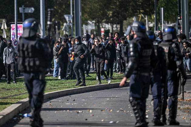 HIGH SCHOOL STUDENT PROTEST PHOTOPQR OUEST FRANCE Martin ROCHE Caen October 2, 2026 This Friday, October 2, 2026, several hundred high school students gathered to block access to Rostand High School in Caen, Calvados, Normandy. The students are protesting against overloaded class schedules, the cell phone policy, the Parcoursup college admissions system, police violence against their classmates, and the government’s lack of funding for the national education system. Police carried out several charges to push them back into the Grâce de Dieu neighborhood. Photographer Martin ROCHE, Ouest France, France. Fires have broken out at several schools in France, as students protest by blocking educational institutions nationwide over school funding Copyright: xPHOTOPQR OUESTxFRANCE MAXPPPxMartinxROCHEx 20261002OFR2805 20261002OFR2805