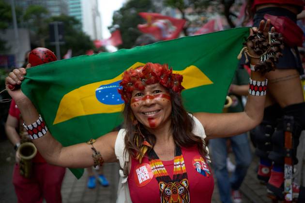 October 2, 2026, Rio De Janeiro, Brazil: RIO DE JANEIRO, BRAZIL, OCTOBER 2, 2026: Brazilian President and presidential candidate Luiz Inacio Lula da Silva leads a campaign march through central Rio de Janeiro, travelling from Candelaria toward Cinelandia as thousands of supporters gather ahead of the first round of Brazil s general election. Lula, who is seeking re-election, used the event to mobilize supporters two days before voters head to the polls on October 4. Rio De Janeiro Brazil - ZUMAq101 20261002_zna_q101_224 Copyright: xMarianaxGreifx
