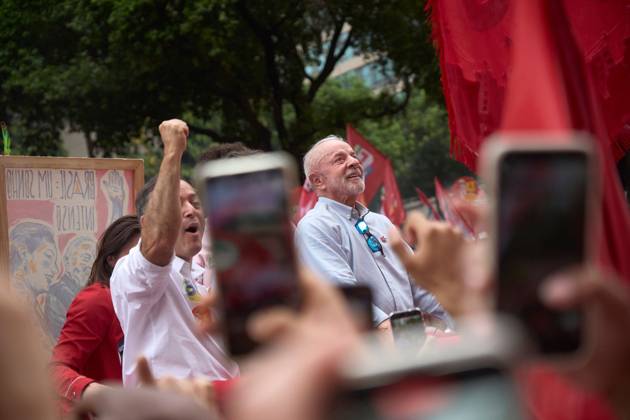 October 2, 2026, Rio De Janeiro, Brazil: RIO DE JANEIRO, BRAZIL, OCTOBER 2, 2026: Brazilian President and presidential candidate Luiz Inacio Lula da Silva leads a campaign march through central Rio de Janeiro, travelling from Candelaria toward Cinelandia as thousands of supporters gather ahead of the first round of Brazil s general election. Lula, who is seeking re-election, used the event to mobilize supporters two days before voters head to the polls on October 4. Rio De Janeiro Brazil - ZUMAq101 20261002_zna_q101_214 Copyright: xMarianaxGreifx