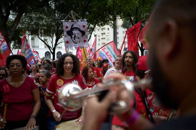 October 2, 2026, Rio De Janeiro, Brazil: RIO DE JANEIRO, BRAZIL, OCTOBER 2, 2026: Brazilian President and presidential candidate Luiz Inacio Lula da Silva leads a campaign march through central Rio de Janeiro, travelling from Candelaria toward Cinelandia as thousands of supporters gather ahead of the first round of Brazil s general election. Lula, who is seeking re-election, used the event to mobilize supporters two days before voters head to the polls on October 4. Rio De Janeiro Brazil - ZUMAq101 20261002_zna_q101_209 Copyright: xMarianaxGreifx